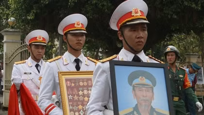 Xúc động đón linh cữu Đại tá phi công Nguyễn Văn Bảy về quê nhà Lai Vung