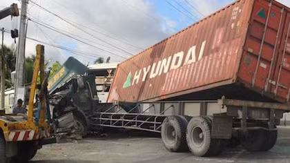 Hỗ trợ nạn nhân vụ xe container tông xe khách giường nằm