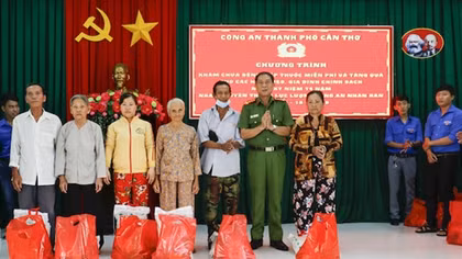 Công an TP Cần Thơ khám bệnh, cấp phát thuốc và tặng quà cho người dân