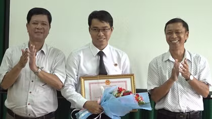 Khen thưởng thẩm phán hai lần không nhận quà biếu của đương sự