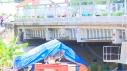Chồng phát hiện vợ tử vong dưới ghe, 2 tay bị trói