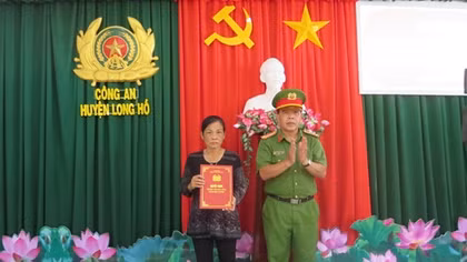 Thăng cấp bậc hàm cho Thiếu úy Nguyễn Đức Đạt