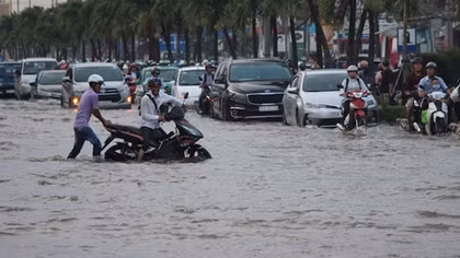 Đô thị ngập mênh mông, đồng ruộng khô nước