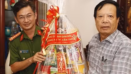 Công an TP Cần Thơ chúc Tết các đồng chí nguyên lãnh đạo qua các thời kỳ