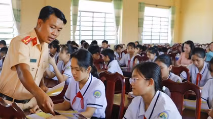 CSGT Cần Thơ tuyên truyền luật và tặng quà cho học sinh