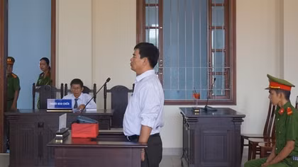 Y án 12 tháng tù đối với cựu trưởng phòng doạ giết hiệu trưởng