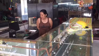 Kẻ trộm trèo cột điện đột nhập tiệm vàng lấy xe tay ga