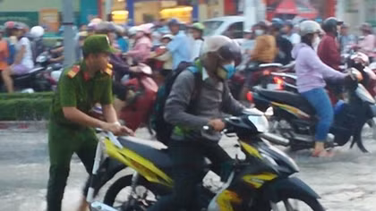 Công an TP Cần Thơ giúp dân ứng phó với triều cường cao kỷ lục