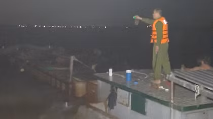 Bắt 10 ghe tàu trộm cát trên sông Tiền