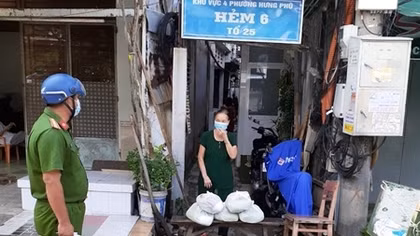 Công an phường hỗ trợ thực phẩm cho người dân trong khu phong toả
