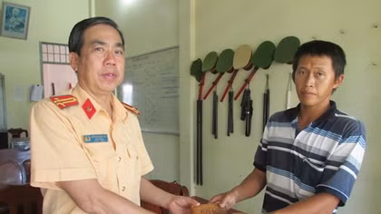 Trung tá CSGT trao trả ví tiền cho người dân đánh rơi