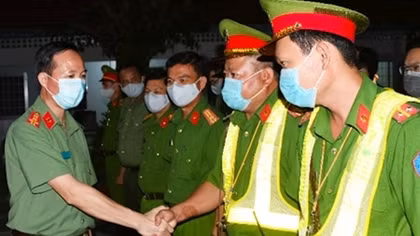 Giám đốc Công an Trà Vinh kiểm tra các đơn vị đêm giao thừa