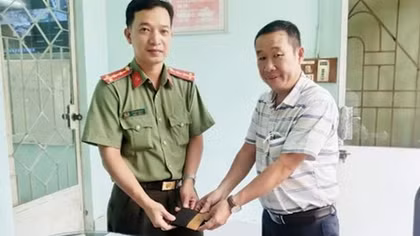 Tìm người đánh rơi túi xách ở thị xã Hồng Ngự