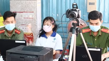 Công an “đội nắng” làm CCCD