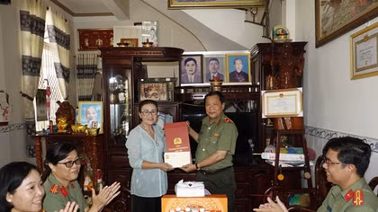 Công an TP Cần Thơ thăm hỏi, tặng quà các đồng chí lão thành cách mạng