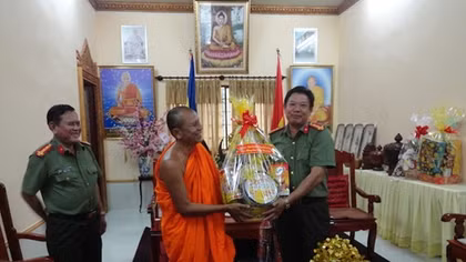 Công an Trà Vinh tặng quà nhân dịp Sêne Đolta 2016