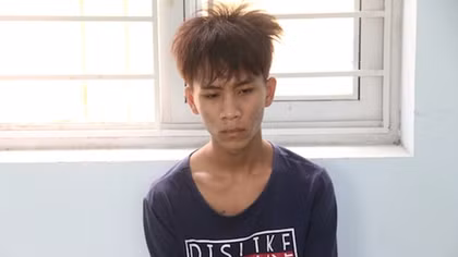 Hai tên cướp tuổi teen dùng bình xịt hơi cay chống trả Công an