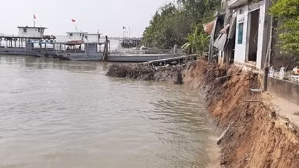 Sạt lở, 10 người rơi phà trên sông Hậu