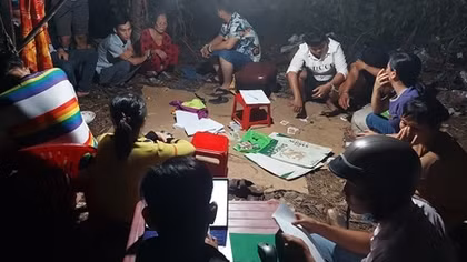 Bắt 9 người đánh bạc vào tối mùng 9