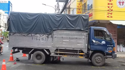 Mẹ chạy xe máy va chạm với xe tải, con trai 6 tuổi tử vong
