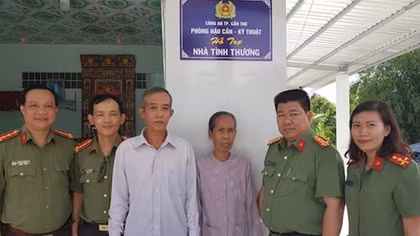 Công an TP Cần Thơ tặng quà, trao nhà tình thương