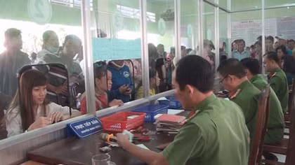 Hàng ngàn người dân cấp, đổi CMND Mùng 6 Tết
