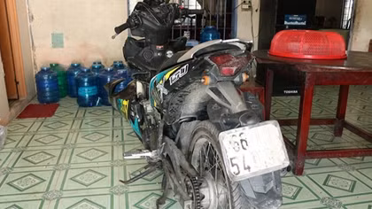 Hai tên trộm chó bỏ lại xe Exciter 150, nhảy sông bỏ trốn