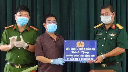 Công an TP Sa Đéc hỗ trợ gạo, mì cho lực lượng làm nhiệm vụ tại bệnh viện dã chiến