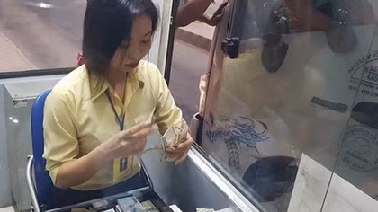 Nhiều tài xế sử dụng tiền lẻ thấm nước mua vé qua Trạm BOT Cần Thơ – Phụng Hiệp