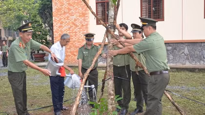 Công an tỉnh Bến Tre phát động lễ trồng cây “Nhớ ơn Bác”