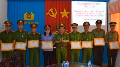 Công an Trà Vinh trao khen nhiều cá nhân có thành tích khám phá vụ lừa đảo tiền tỷ