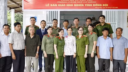 Công an TP Cần Thơ bàn giao nhà nghĩa tình đồng đội