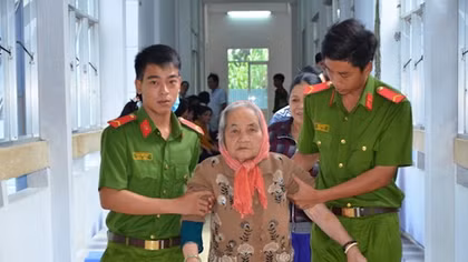 Công an Đồng Tháp khám bệnh và cấp phát thuốc cho gia đình chính sách