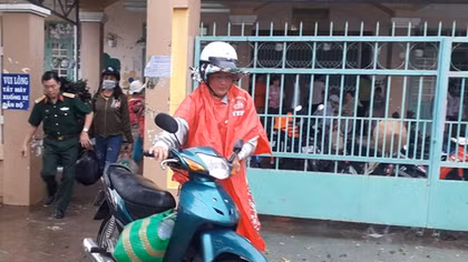 Người dân từ các điểm tránh bão ở Tiền Giang trở về nhà
