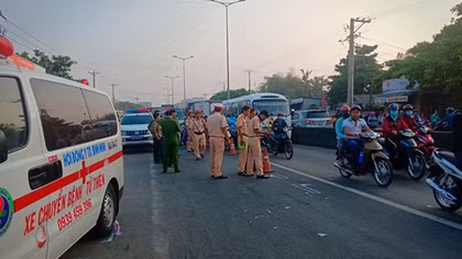 Xe cấp cứu tông người đi bộ tử vong trên quốc lộ 1
