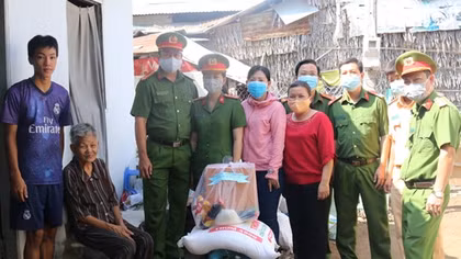 Công an TP Trà Vinh tặng quà cho người dân nghèo ảnh hưởng bởi dịch Covid-19