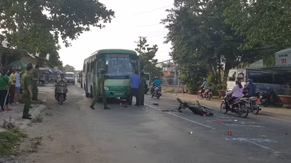 Va chạm với xe buýt trên quốc lộ, nam thanh niên tử vong