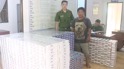 Tạm giữ hình sự tài xế xe tải chở thuốc lá lậu