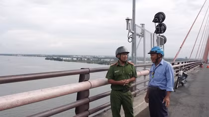Cảnh sát khu vực cứu sống 2 người nhảy cầu Cần Thơ tự tử