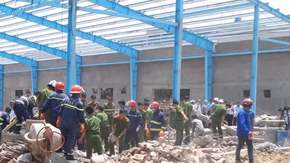 Bí thư Tỉnh uỷ Vĩnh Long thăm gia đình nạn nhân vụ sập tường