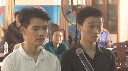 Đâm người trọng thương vì chạy xe máy vượt qua mặt