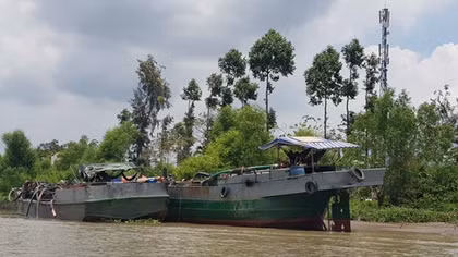 Công an bắt “cát tặc” trên sông Hậu