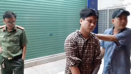Tên cướp trốn truy nã bị bắt quả tang khi giật đồ trên phố