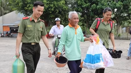 Công an TP Cần Thơ tặng quà cho gia đình chính sách, hộ nghèo tại Cờ Đỏ