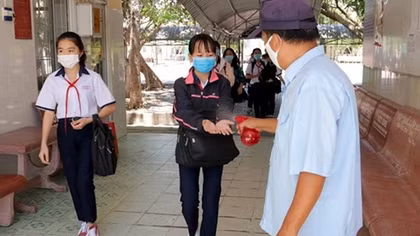 Học sinh khối 9 và 12 ở Đồng Tháp đến trường vào ngày 27/4