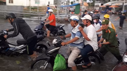 Công an TP Cần Thơ lội nước giúp dân khi triều cường đạt hơn 2m