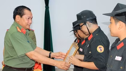 Tổng kết khóa huấn luyện “Em học làm chiến sỹ CAND”