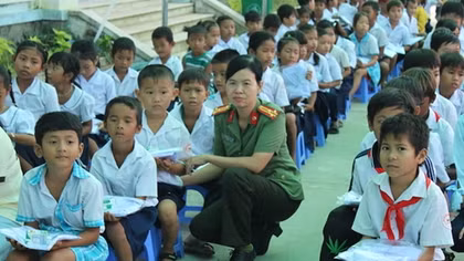 Công an TP Cần Thơ trao quà cho học sinh nghèo Cờ Đỏ