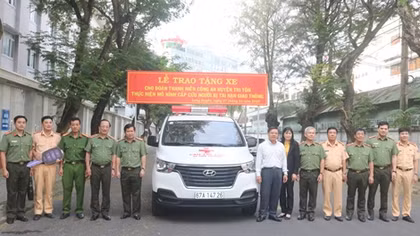 Công an tỉnh An Giang trao ôtô cấp cứu người bị tai nạn giao thông