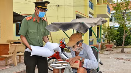 Công an TP Cao Lãnh trao tiền, tặng quà cho người nghèo trong mùa dịch COVID-19